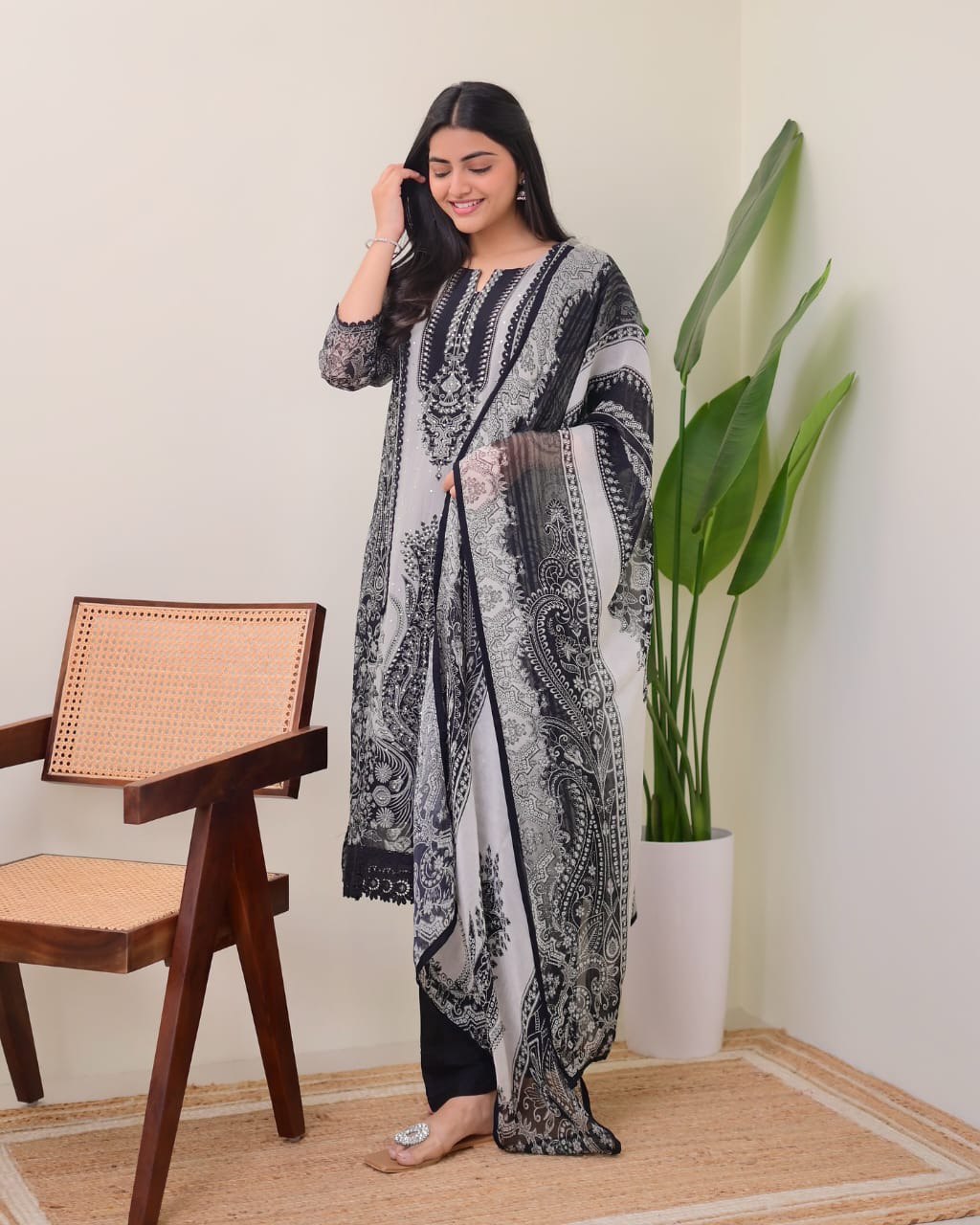 Women’s Black Printed Straight Kurti With Dupatta & Pant Set