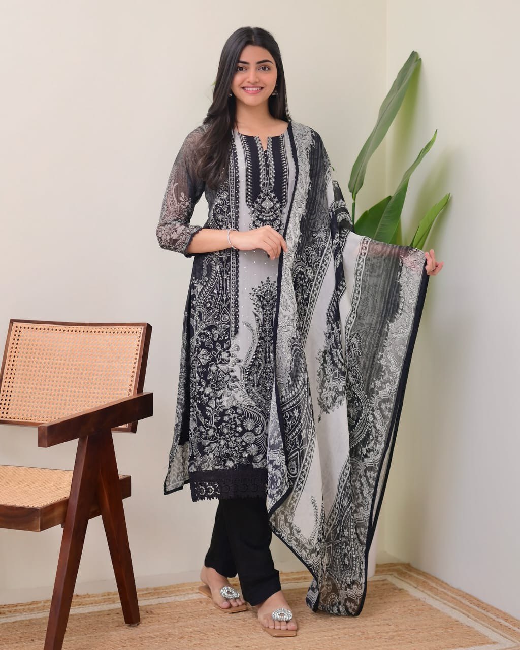Women’s Black Printed Straight Kurti With Dupatta & Pant Set